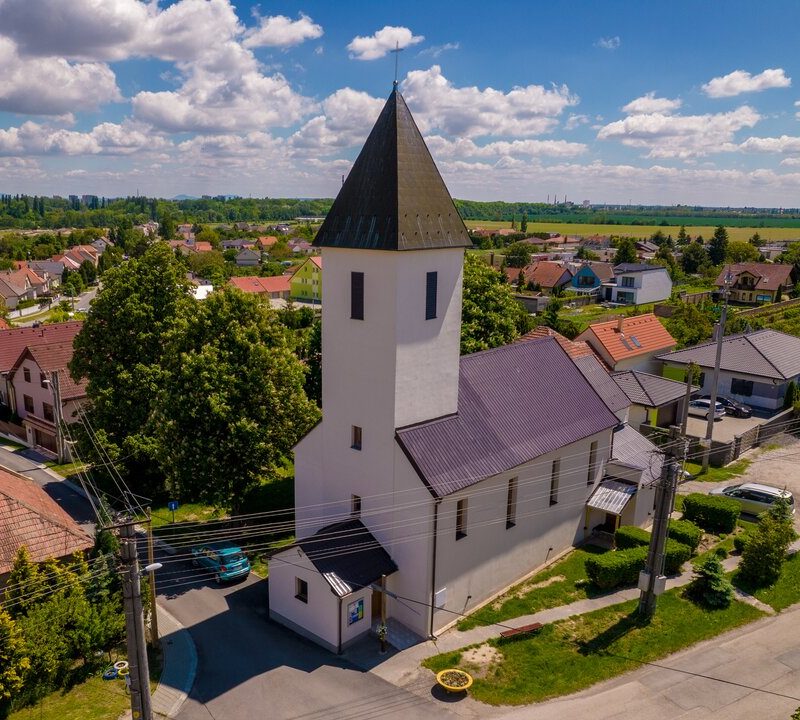 Kostol v obci Biely Kostol z vtáčej perspektívy